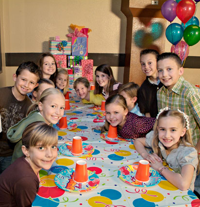 children celebrating a birthday party